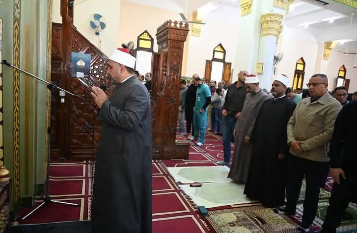 محافظ جنوب سيناء يؤدي صلاة الجمعة بمسجد السلام بمدينة طابا 1 محافظ جنوب سيناء يؤدي صلاة الجمعة بمسجد السلام بمدينة طابا