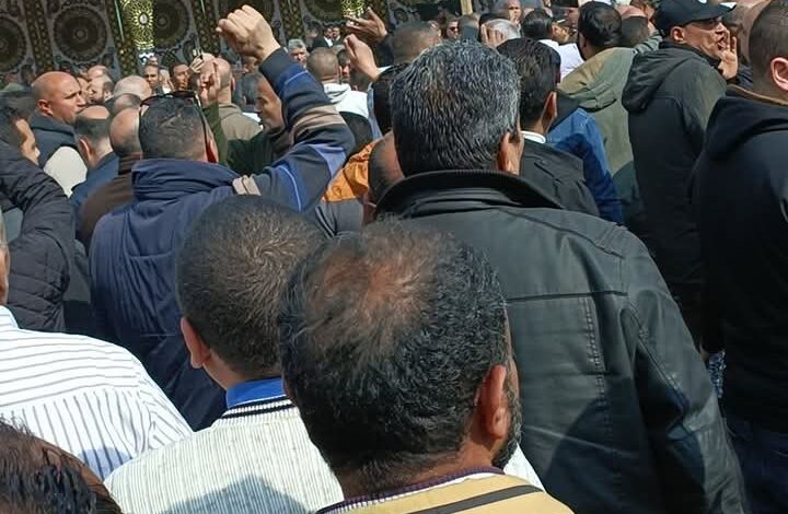 العاملون بـ"الشرقية للدخان" يرفضون البيع ويطالبون بتكويد حصصهم وسحب الثقة من مجلس الاتحاد 1 العاملون بـ"الشرقية للدخان" يرفضون البيع ويطالبون بتكويد حصصهم وسحب الثقة من مجلس الاتحاد