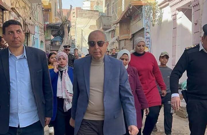 محافظ المنيا يقود حملة رقابية لمتابعة الأسواق والمخابز والنظافة ورفع الإشغالات"