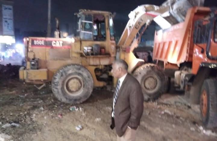 رئيس حى شرق شبرا الخيمة يتابع اداء واعمال الفتره المسائيه لرفع المخلفات 