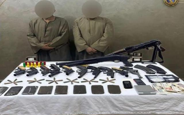 ضبط عاطلين بحوزتهما 2 كيلو حشيش و12 قطعة سلاح بالأقصر