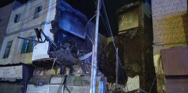 انهيار منزل بعد تعرضه لحريق مرتين خلال 24 ساعة في نجع حمادي شمال قنا 1 انهيار منزل بعد تعرضه لحريق مرتين خلال 24 ساعة في نجع حمادي شمال قنا