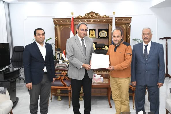 محافظ قنا يكرم أوائل البرامج التدريبية بمركز تدريب التنمية المحلية بسقارة 1 محافظ قنا يكرم أوائل البرامج التدريبية بمركز تدريب التنمية المحلية بسقارة