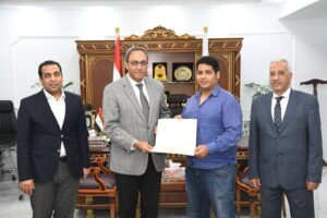 محافظ قنا يكرم أوائل البرامج التدريبية بمركز تدريب التنمية المحلية بسقارة 3 محافظ قنا يكرم أوائل البرامج التدريبية بمركز تدريب التنمية المحلية بسقارة