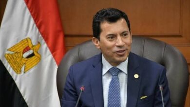 وزير الرياضة يزور الكابتن صابر عيد نجم غزل المحلة بمعهد ناصر للأورام