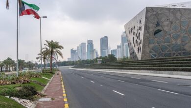 توقيف امرأة مسحوبة جنسيتها بعد تطاولها على قرارات الدولة تمهيدا لترحيلها من الكويت