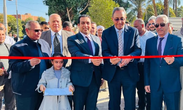 محافظ قنا يفتتح السوق الحضاري بمجمع مواقف مدينة قنا بحجم استثمارات بلغ 20 مليون جنيه 1 محافظ قنا يفتتح السوق الحضاري بمجمع مواقف مدينة قنا بحجم استثمارات بلغ 20 مليون جنيه