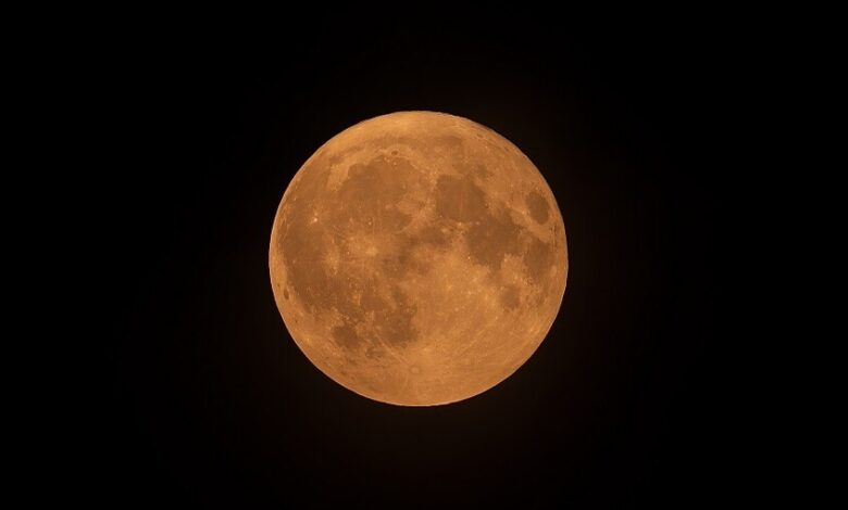 خسوف كلي "للقمر الدموي"  تزامنا مع ليلة النصف من رمضان