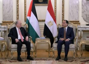 رئيس الوزراء يلتقى نظيره الفلسطيني لاستعراض ملامح خطة التعافي المبكر وإعادة إعمار غزة 