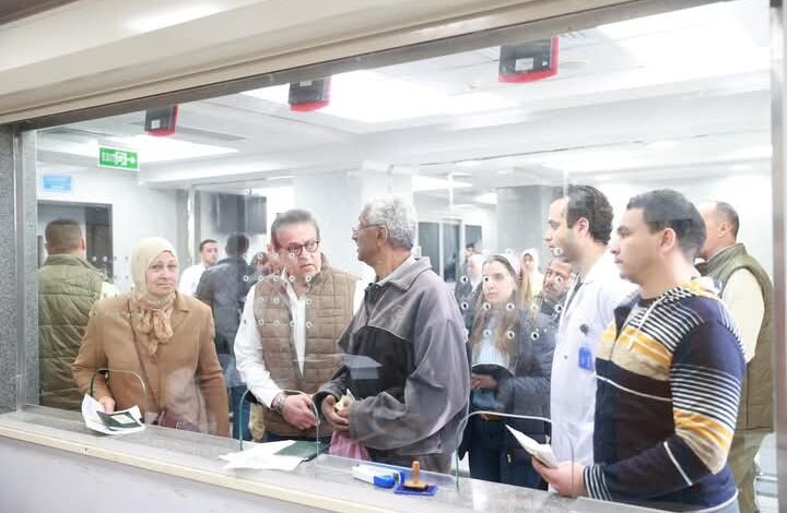 وزير الصحة يتفقد مستشفى المقطم للتأمين الصحي ويحيل المتغيبين للتحقيق