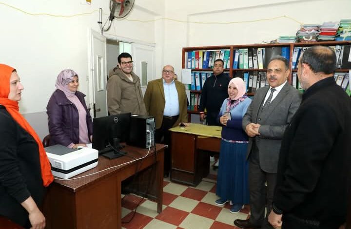 محافظ الشرقية يتفقد الإدارات الخارجية التابعة للديوان العام لتهنئة العاملين 