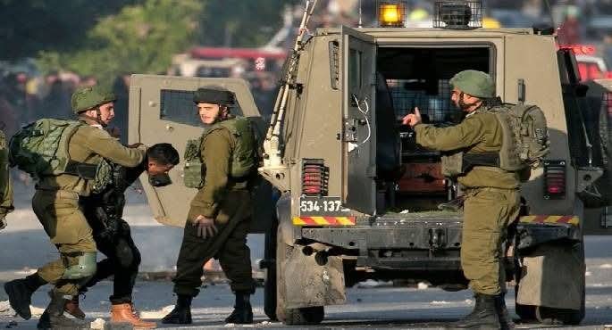 قوات الاحتلال الإسرائيلى تعتقل 30 فلسطينيا على الأقل من الضفة الغربية المحتلة