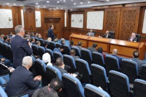 وزير الصناعة يبحث مع محافظ الإسماعيلية  تحديات المناطق الصناعية 