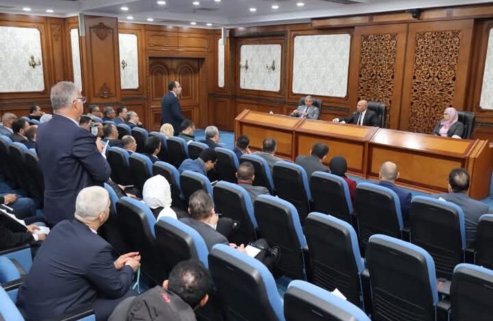 وزير الصناعة يبحث مع محافظ الإسماعيلية  تحديات المناطق الصناعية 