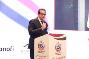 وزير الصحة يؤكد دعم القيادة السياسية لكافة الجهود الهادفة لتحسين صحة المواطنين 