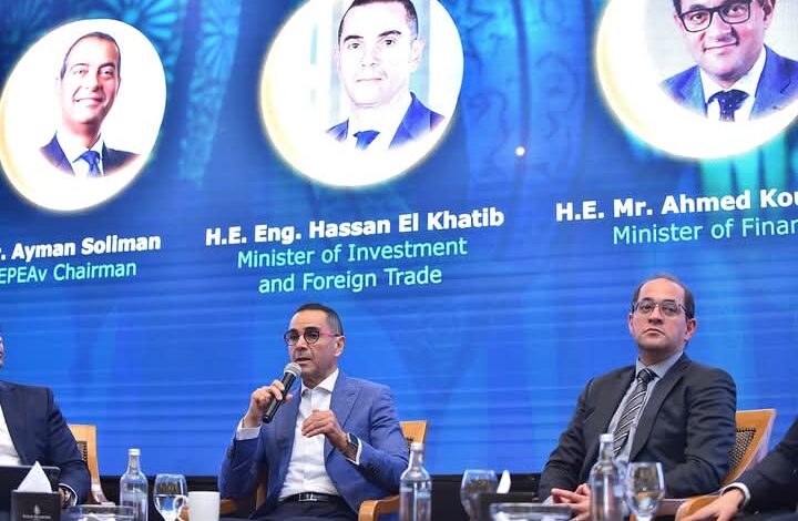 وزير الاستثمار يستعرض جهود الدولة الهادفة لتيسير بيئة الاستثمار وتعزيز حركة التجارة الخارجية