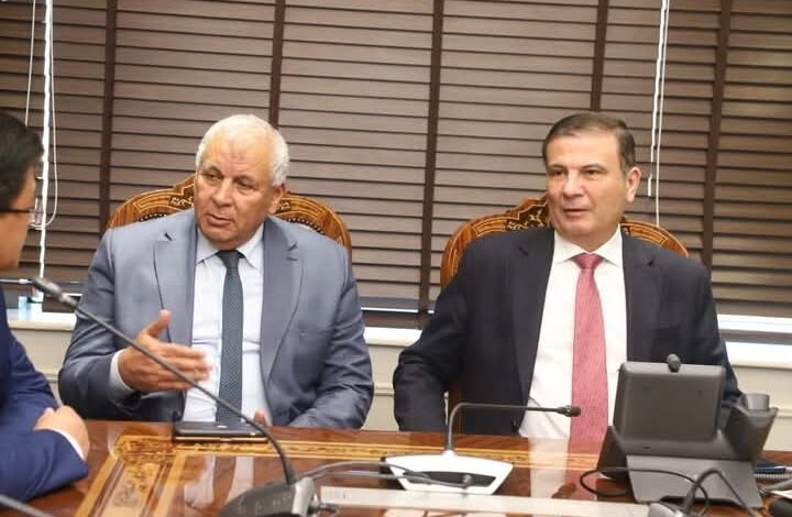 وزير الزراعة ومحافظ الوادي الجديد يبحثان مع وفد رجال الأعمال الصينين تعزيز الاستثمار الزراعي في مصر 1 وزير الزراعة ومحافظ الوادي الجديد يبحثان مع وفد رجال الأعمال الصينين تعزيز الاستثمار الزراعي في مصر