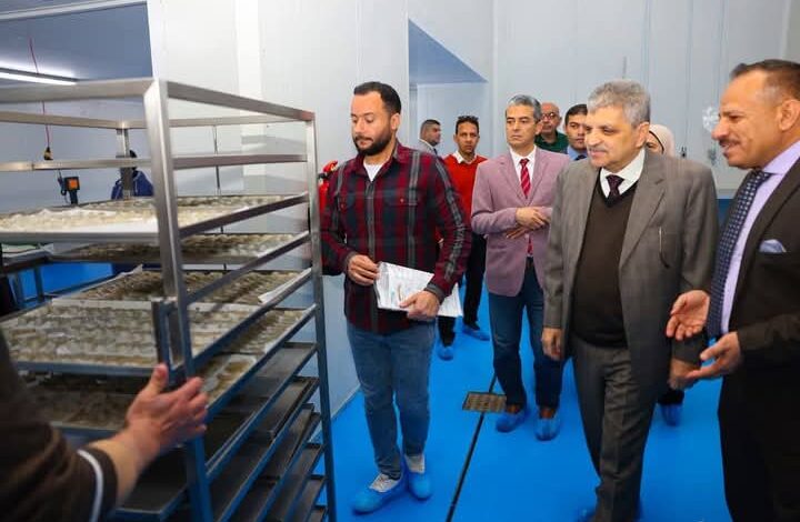 الفريق أسامة ربيع يشهد التشغيل التجريبي لمصنع تعبئة وتغليف الأسماك والجمبري بشركة الاستزراع المائي