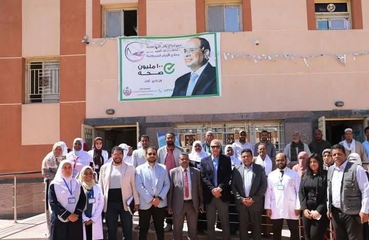 محافظ أسوان يطمئن على تقديم الخدمات الطبية والعلاجية بوحدة طب أسرة الجعافرة بدراو