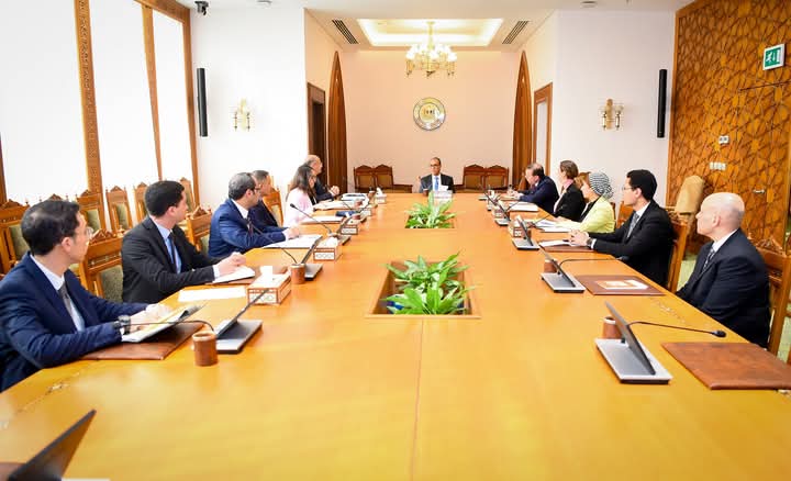 وزير الخارجية والهجرة يجتمع بقطاع الأمريكتين بالوزارة