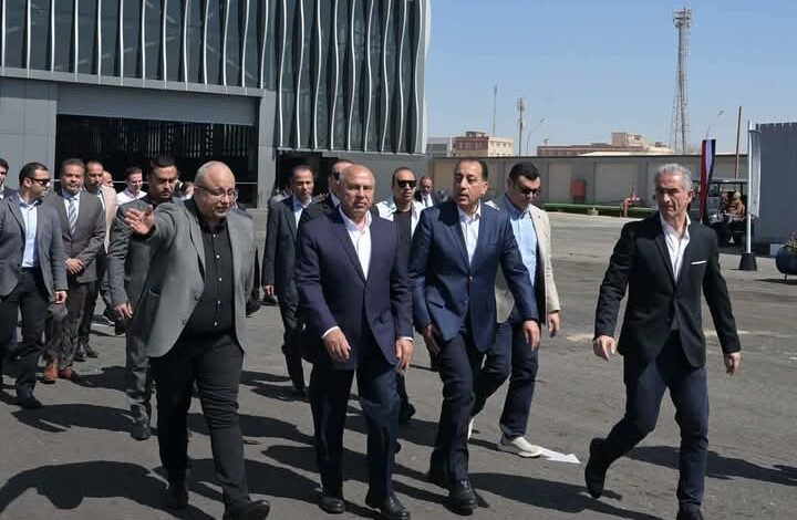 رئيس الوزراء يستهل جولته بالعاشر من رمضان بتفقد مصنع قنديل للصلب