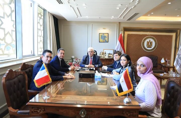 عاشور يستقبل السفير الفرنسي لمتابعة تحضيرات المؤتمر المصري الفرنسي 1 عاشور يستقبل السفير الفرنسي لمتابعة تحضيرات المؤتمر المصري الفرنسي