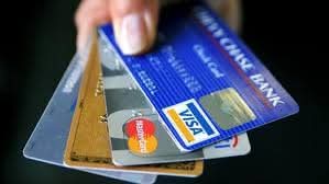 إيقاف بطاقات خصم الشركات في الإمارات.. قرار بنكي أم إجراء احترازي؟