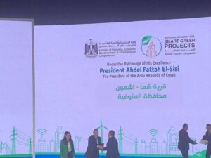 رئيس الوزراء يكرّم محافظ المنوفية لحصول قرية شما على شهادة "ترشيد" ضمن مبادرة القرية الخضراء