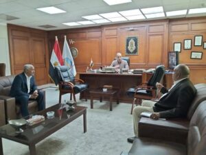 استعدادًا لعيد الفطر رئيس مدينة الغردقة يجتمع بمدير المواقف ونقيب السائقين لضبط منظومة النقل