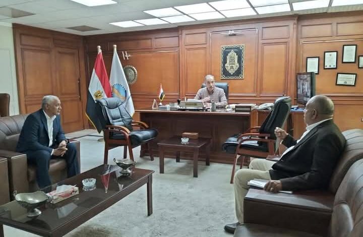 استعدادًا لعيد الفطر رئيس مدينة الغردقة يجتمع بمدير المواقف ونقيب السائقين لضبط منظومة النقل