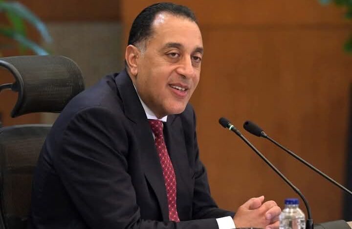 رئيس الوزراء يهنئ فضيلة الإمام الأكبر شيخ الأزهر بحلول عيد الفطر المبارك