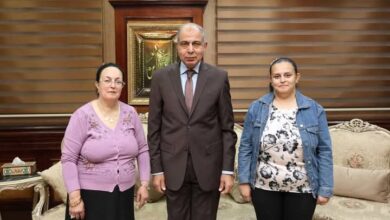 محافظ المنيا يستقبل الفائزة بلقب الأم المثالية ويؤكد: الأم نبع العطاء ورمز التضحية
