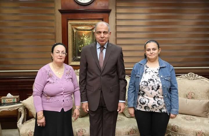 محافظ المنيا يستقبل الفائزة بلقب الأم المثالية ويؤكد: الأم نبع العطاء ورمز التضحية