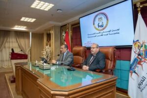 وزير الدولة للإنتاج الحربي خلال لقائه بالعاملين