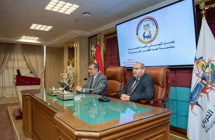 وزير الدولة للإنتاج الحربي خلال لقائه بالعاملين 1 وزير الدولة للإنتاج الحربي خلال لقائه بالعاملين