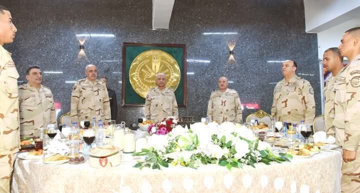 وزير الدفاع يشارك مقاتلي الجيش الثالث في حفل الإفطار