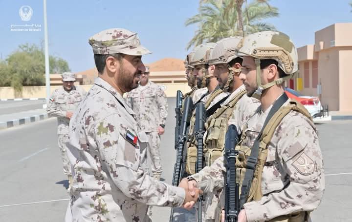 ضباط وزارة الدفاع الإماراتية يتبادلون التهاني والتبريكات بمناسبة عيد الفطر المبارك