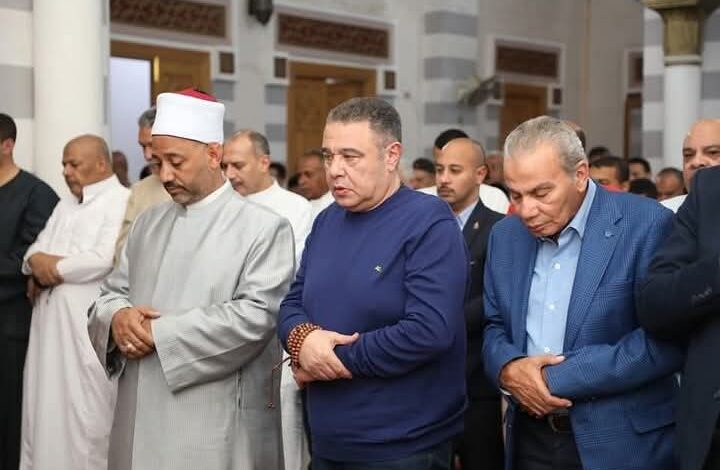 محافظ البحر الأحمر يؤدي صلاة عيد الفطر المبارك بمسجد عبد المنعم رياض بالغردقة