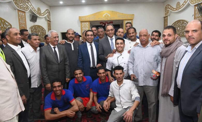محافظ قنا يشارك في مائدة الإفطار الجماعي للوحدة المحلية لمركز ومدينة نقادة 1 محافظ قنا يشارك في مائدة الإفطار الجماعي للوحدة المحلية لمركز ومدينة نقادة
