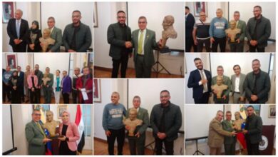 الفنان التشكيلي أحمد رضا يهدي السفارة الفنزويلية تمثالاً للقائد سيمون بوليفار في احتفالات "إنقاذ الكرامة الوطنية"