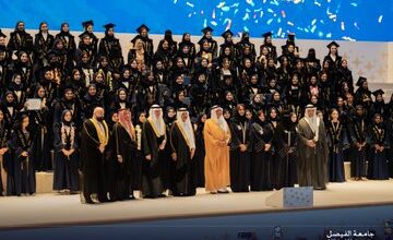 الأمير تركي الفيصل يشارك خريجي جامعة الفيصل فرحتهم  