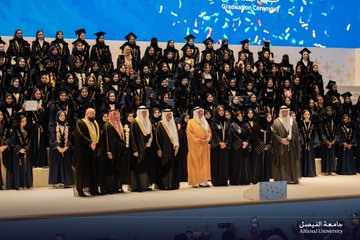 الأمير تركي الفيصل يشارك خريجي جامعة الفيصل فرحتهم  
