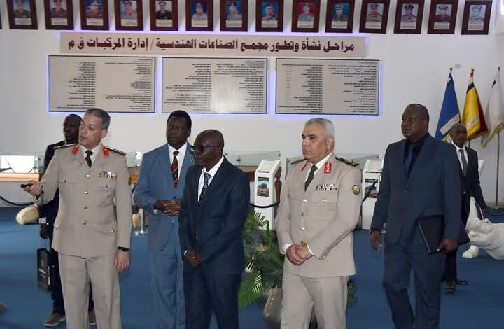 مجمع الصناعات الهندسية لإدارة المركبات بـالقوات المسلحة يستقبل وفد أوغندى
