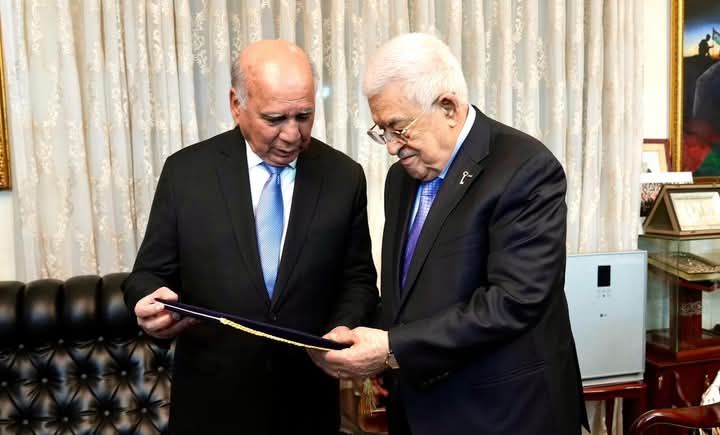 نائب رئيس الوزراء العراقي يسلّم الرئيس الفلسطيني دعوة رسمية لحضور القمة العربية في بغداد 1 نائب رئيس الوزراء العراقي يسلّم الرئيس الفلسطيني دعوة رسمية لحضور القمة العربية في بغداد