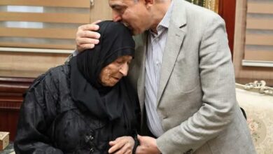 محافظ المنيا يستقبل سيدة مسنة لرغبتها بالتبرع بقطعة أرض لبناء مستشفى وفاءً لزوجها الراحل