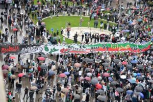 عشرات الآلاف يتظاهرون تحت الأمطار تضامنا مع الشعب الفلسطيني في المغرب 3 عشرات الآلاف يتظاهرون تحت الأمطار تضامنا مع الشعب الفلسطيني في المغرب