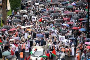 عشرات الآلاف يتظاهرون تحت الأمطار تضامنا مع الشعب الفلسطيني في المغرب 4 عشرات الآلاف يتظاهرون تحت الأمطار تضامنا مع الشعب الفلسطيني في المغرب