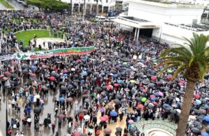 عشرات الآلاف يتظاهرون تحت الأمطار تضامنا مع الشعب الفلسطيني في المغرب 2 عشرات الآلاف يتظاهرون تحت الأمطار تضامنا مع الشعب الفلسطيني في المغرب