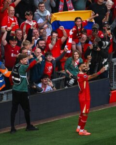 محمد صلاح يلتقط "سيلفي ذهبي" بهاتف فتاة