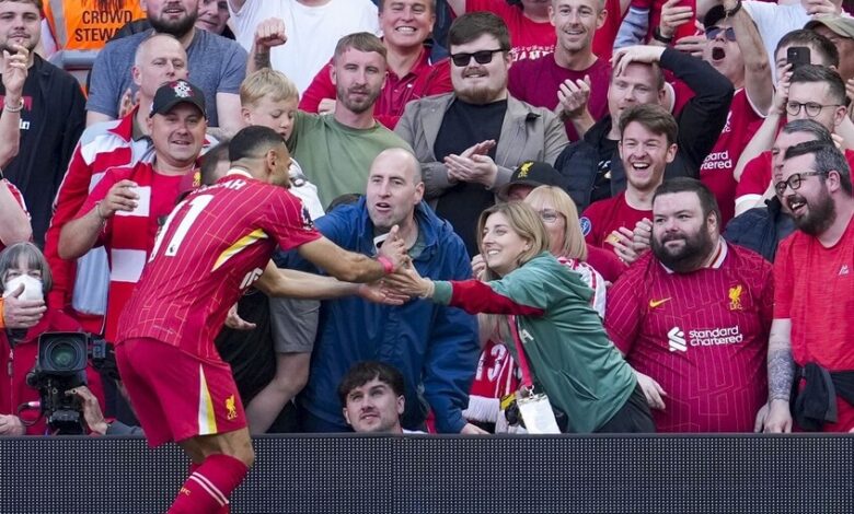 محمد صلاح يلتقط "سيلفي ذهبي" بهاتف فتاة